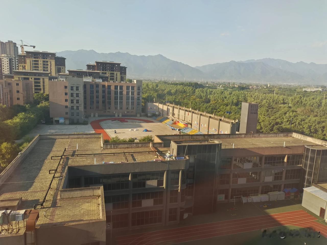 2024年8月13日，陕西西安市，鄠邑区的秦岭脚下，空汽清新，俯瞰校园，尽收眼底