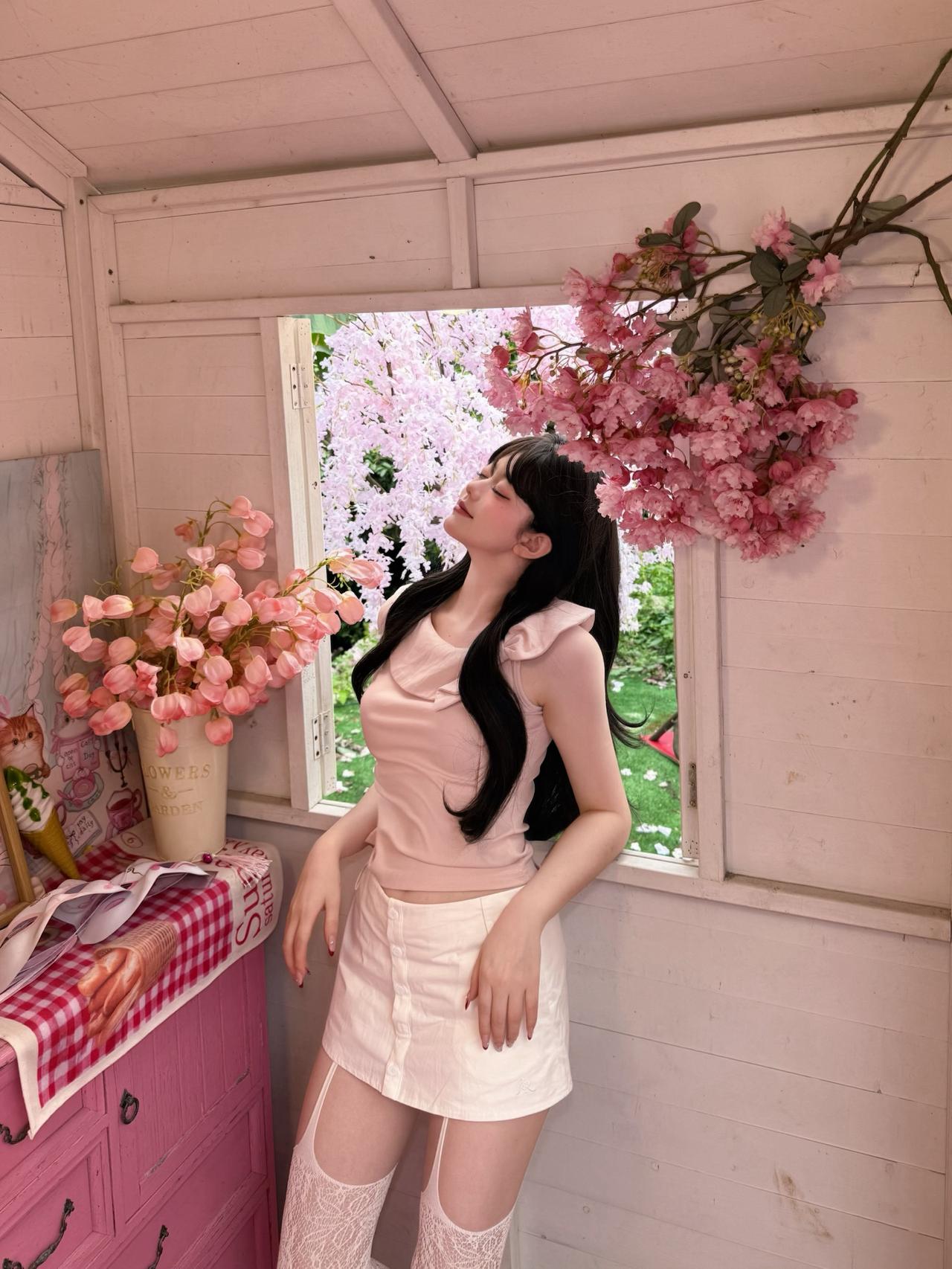 樱花树下显高穿搭|||˚⊹♡̷̸⁩樱花季穿搭来啦～
在满是樱花的小木屋拍照真的太