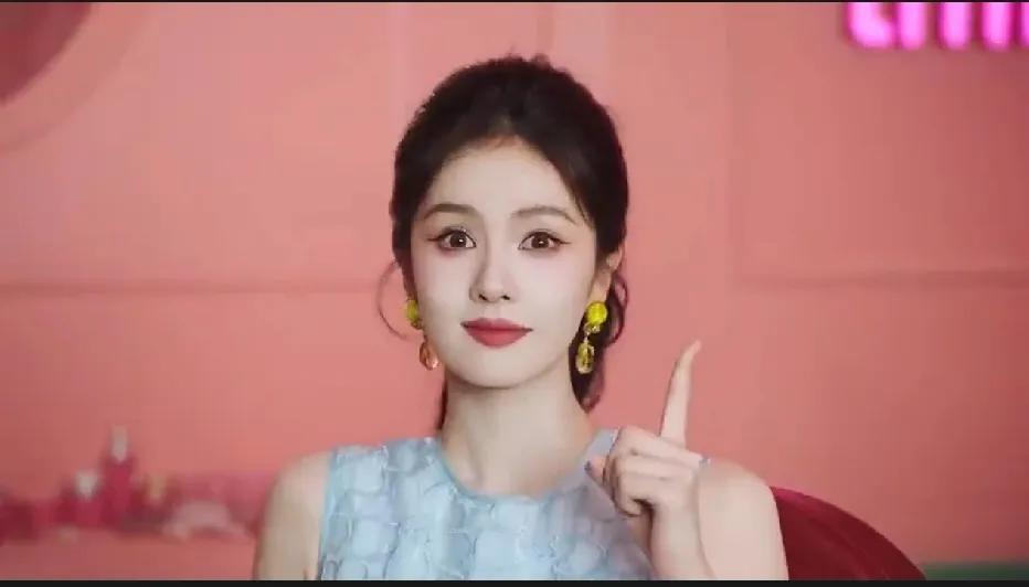 白鹿洞洞鞋又双叒叕出圈！
从综艺路透的随性穿搭到品牌大片，白鹿不愧是“洞门”顶流