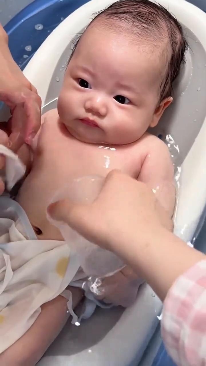 发现是爸爸洗澡，面相都变了，手夹得紧紧的，掰都掰不开，赶快完事吧。发现是妈妈帮他
