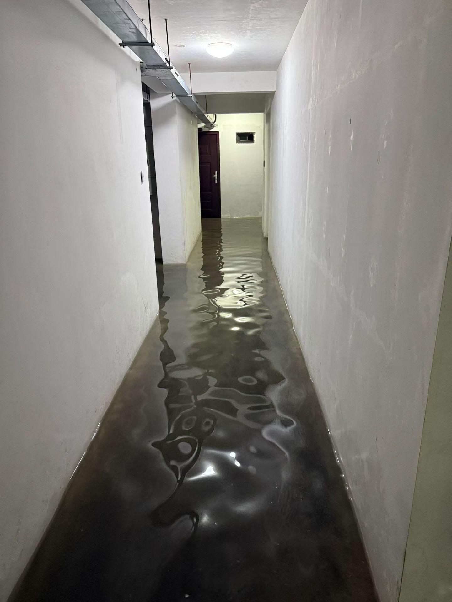 外面打雷，下雨，感觉98年以来最厉害的一次下雨了，太湖沿岸低洼地估计麻烦了。 苏