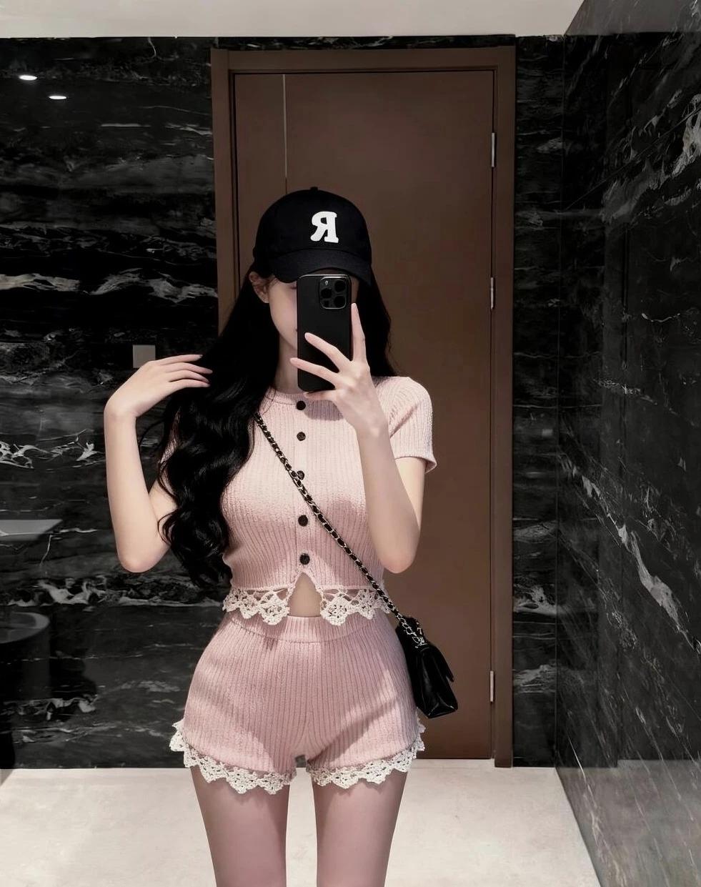 粉糯糯的针织套装自带嗲气buff~蕾丝边边刚好戳中甜妹心巴💘 黑帽+小挎包浅浅