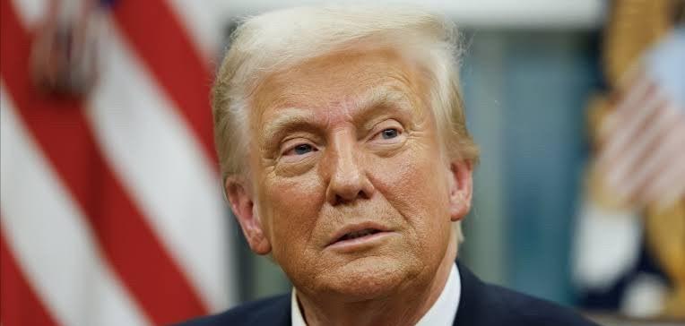 当地时间1月4日，特朗普在空军一号上表示：和中国的关系非常好，有关税这张牌，而中