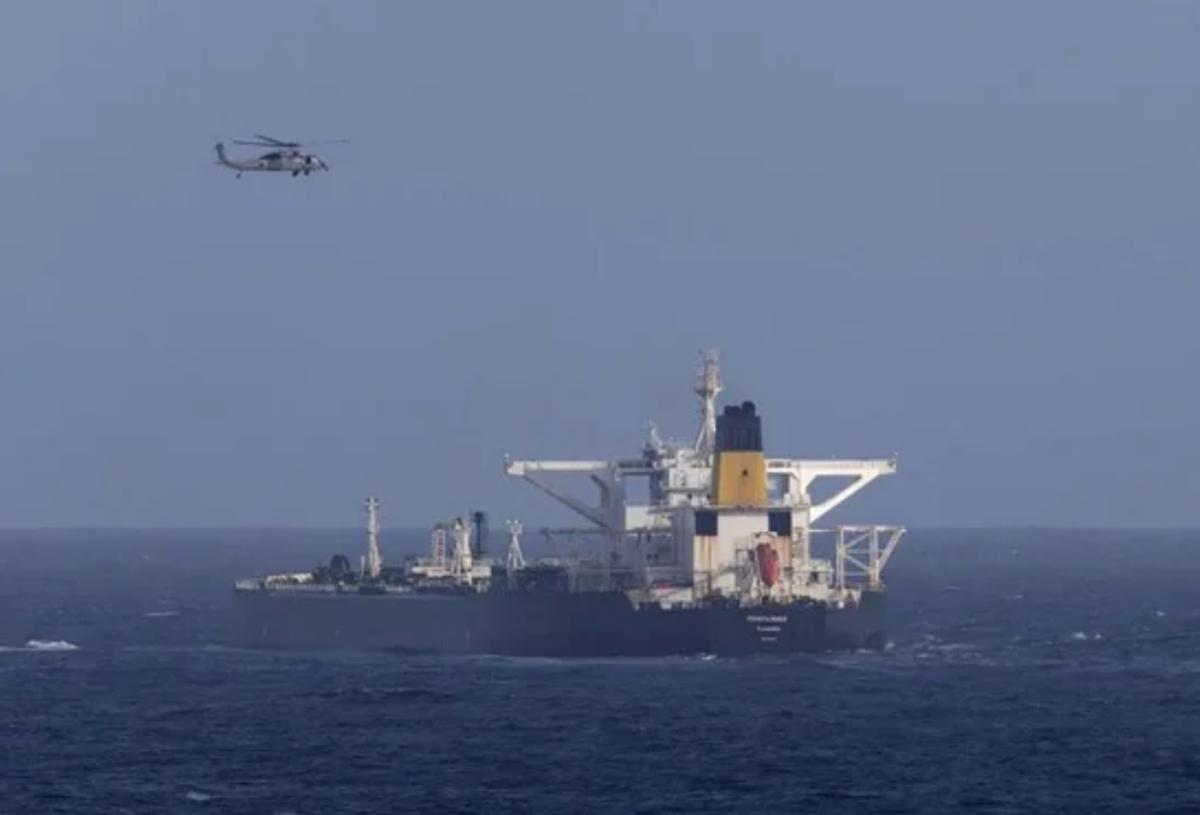 【美国海上抓捕“影子油轮”，追了24小时也未追到】

根据《纽约时报》的报道称，