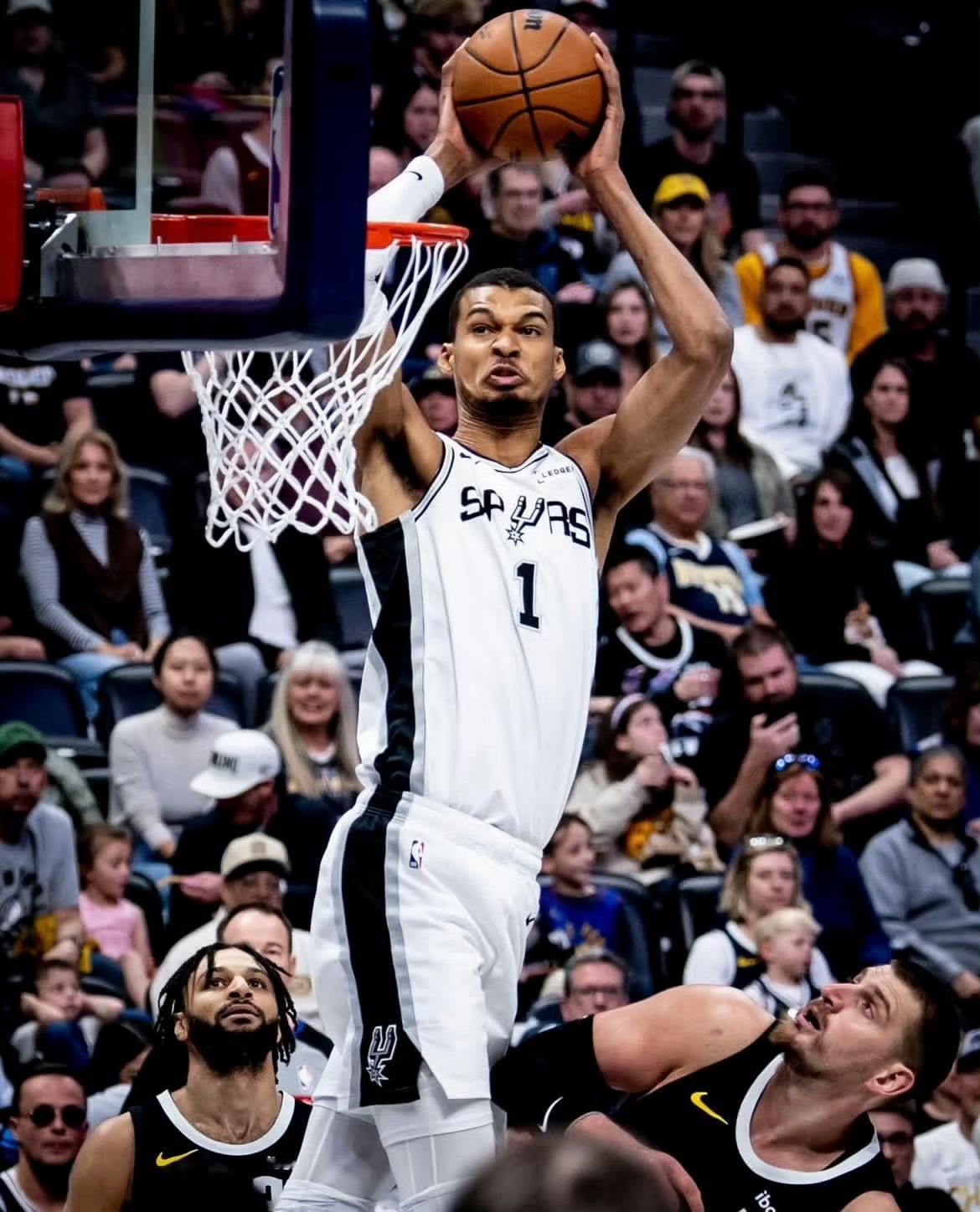 马刺收官战对阵掘金伤情更新，文班将缺席♨️昨天出战成疑的瓦塞尔升级为可出战；卡斯