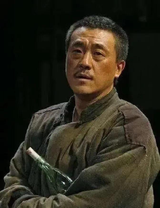 一天，何冰跟儿子在家看电视，没想到儿子看到了何冰演的电视剧后，吃惊的问何冰：“爸