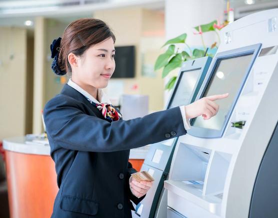 终于有人把话说透了：当普通人存款到20–50万，最危险的不是没钱

银行卡里刚攒