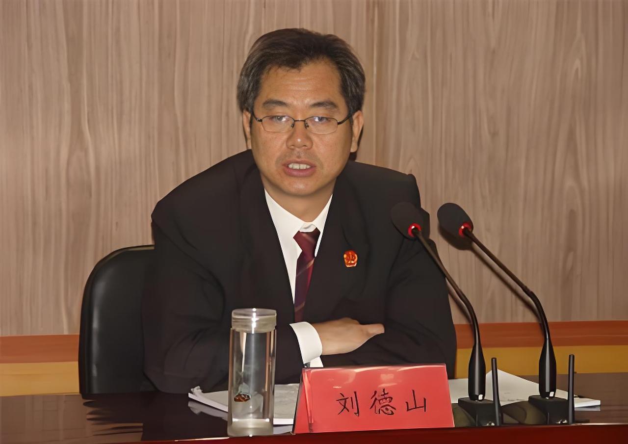 河南平舆县法院原院长刘德山被关押19个月才知道“灯下黑”！

让我们记住刘德山振