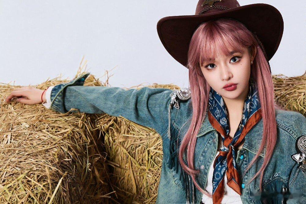 黄霄雲就这么被绑到马年黄霄雲这次西部风穿搭超吸睛，个性十足。“被绑到马年”这设定