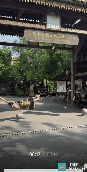 这样的健身器材随处可见，想挑战一把的，可以大胆尝试一下！