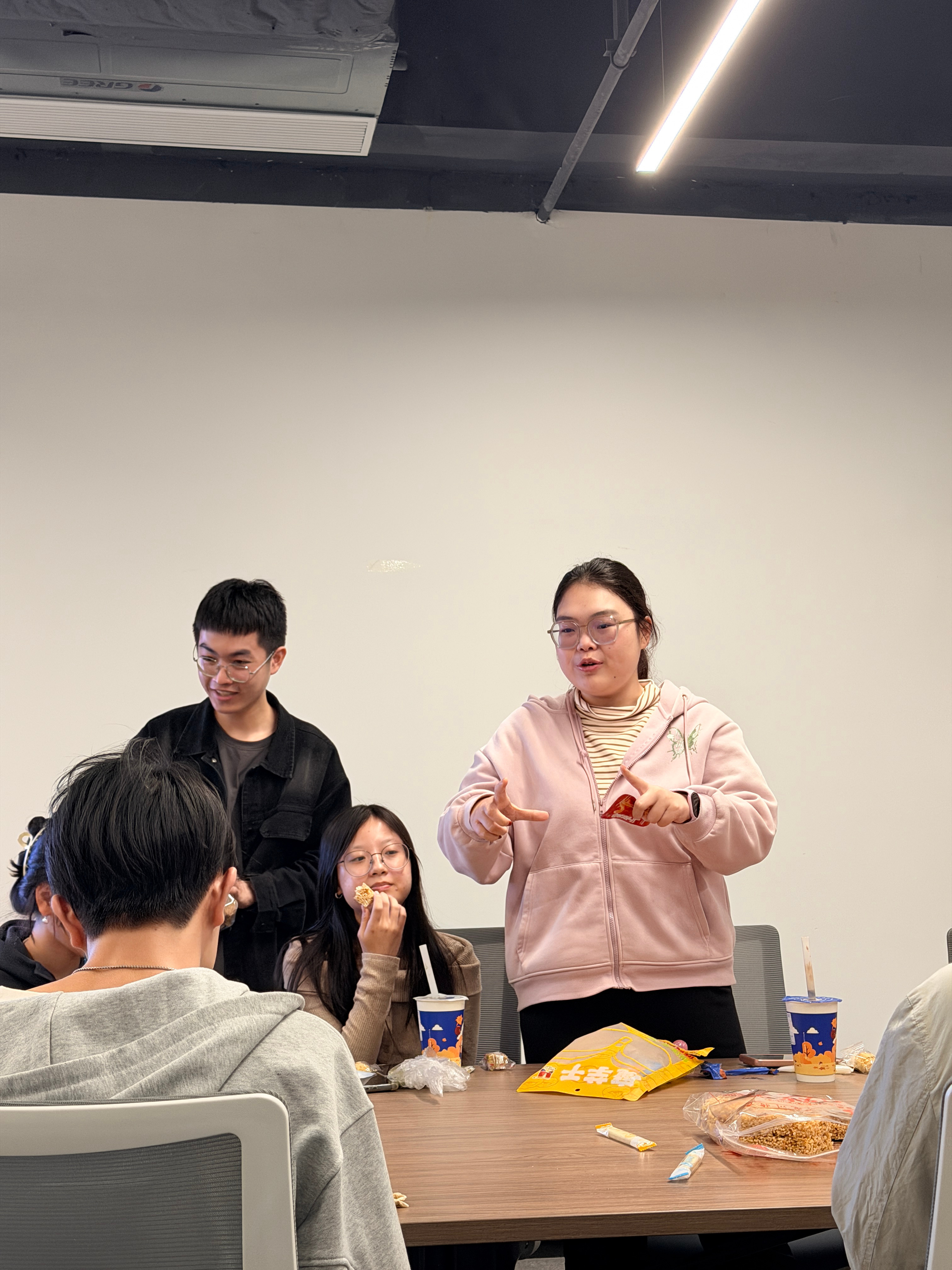 隔壁公司办乔迁大会第一part是特产交流还蛮有意思的哩~我就是过来学习学习的真的