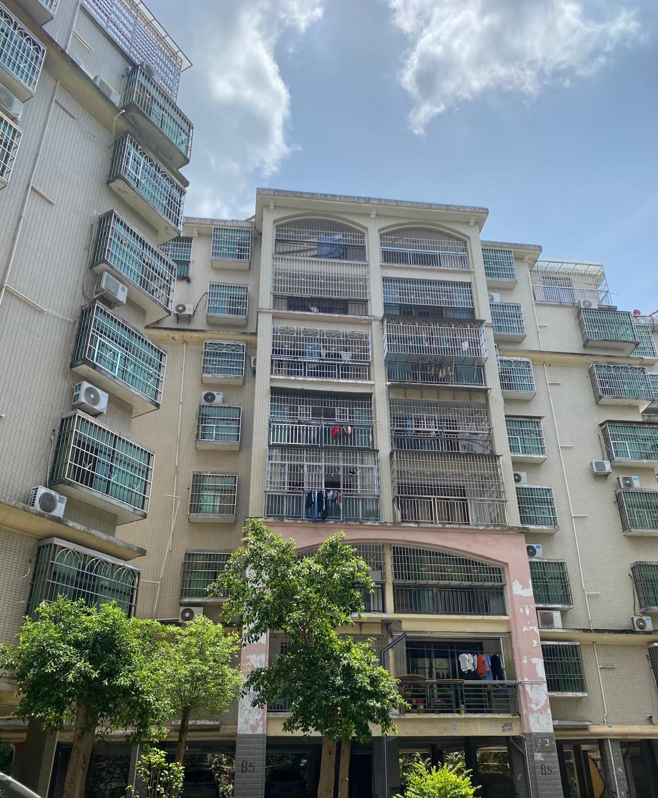 20出头在外面打工，
从事模具行业，两班倒，
一个月休息两天，
扣完五险一金，