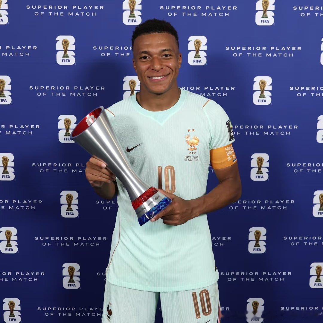 “Encore un peu plus près… 🇫🇷💪🏽🙏🏽” 