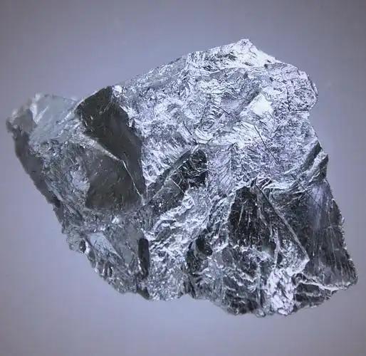 在现代工业中，很少有一种金属能同时兼顾高强度、低重量、耐腐蚀和良好的生物相容性，