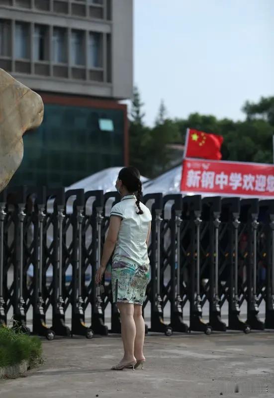 如何看待高考结束

高考结束，是终点，更是起点。

十二年寒窗苦读，在这一刻画上