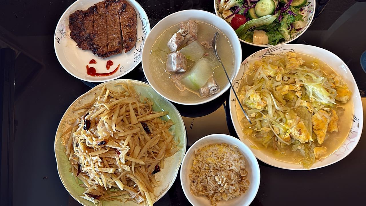 一边吃饭一边看中餐厅！ 