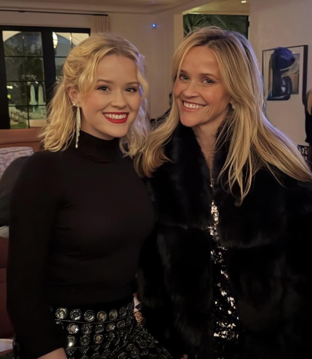 Reese Witherspoon（瑞茜·威瑟斯彭）今日晒出了和女儿的合影，乍一