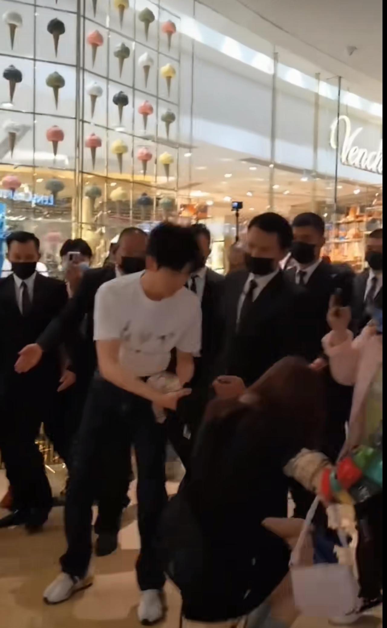 这就是杨幂都想主动签约的白月光吧，

路上看到粉丝摔倒会主动的跑过去搀扶她，
