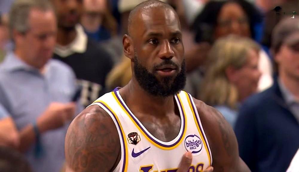 老詹输球没炸毛，赛后采访直接点名表扬肯纳德，这事儿真不简单！

湖人客场输给独行