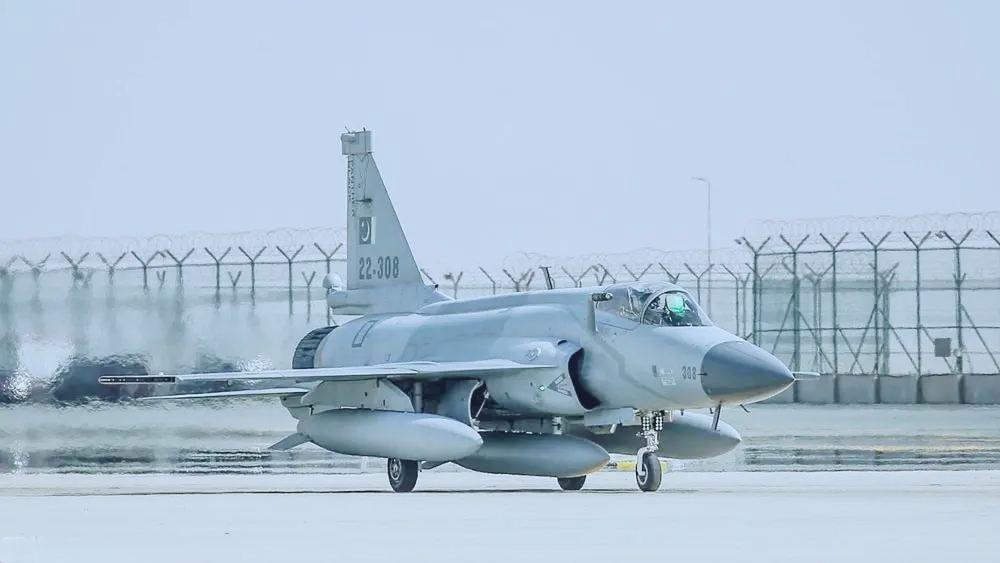 10月19日，几张JF17战机停在阿塞拜疆机场的照片在网上引发骚动，有人猜测阿方