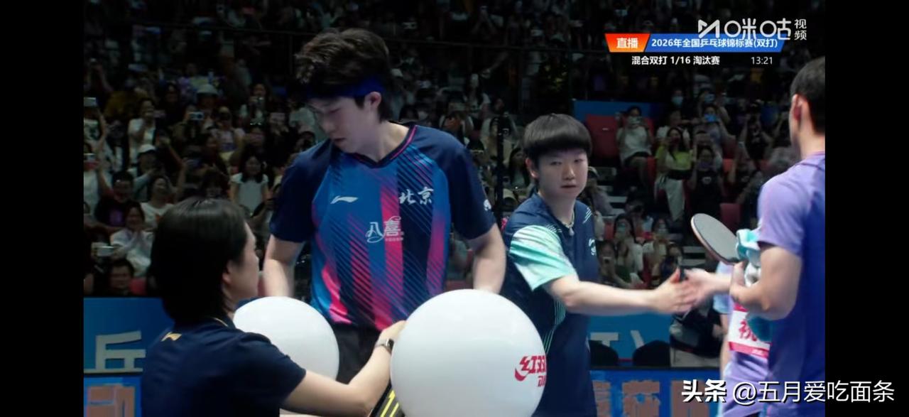 3-0，莎头结束比赛的速度实在太快了！
第一局，祝启慧和周锦泉还是让莎头吃了几个