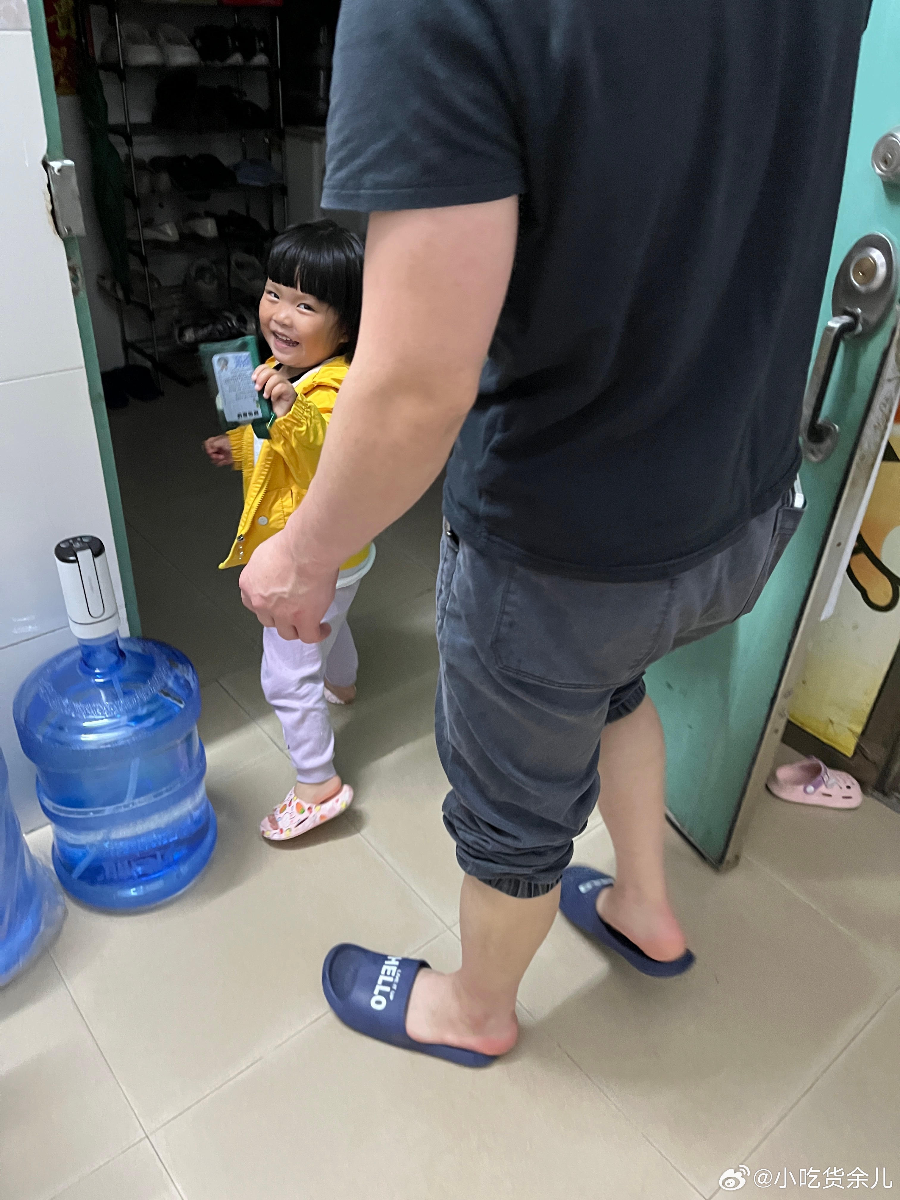 爸爸今天回来早，和爸爸去逛超市，玩游戏，昨天的币还有，我藏起来的，我在家玩手机，