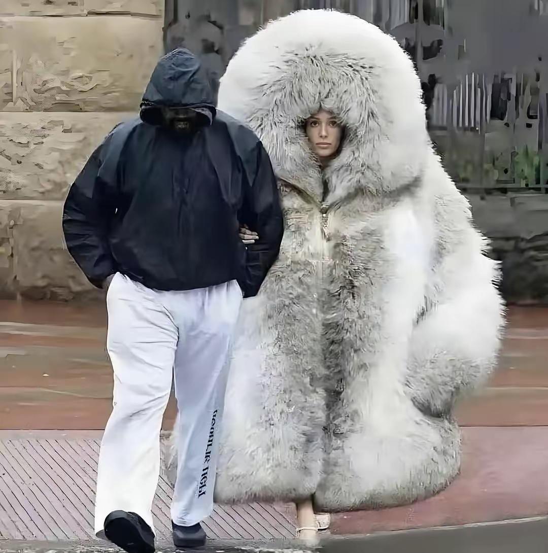 实在不懂侃爷的审美
以前恨不得拿条丝带就把人牵出来了，现在这又牵头熊出门……
