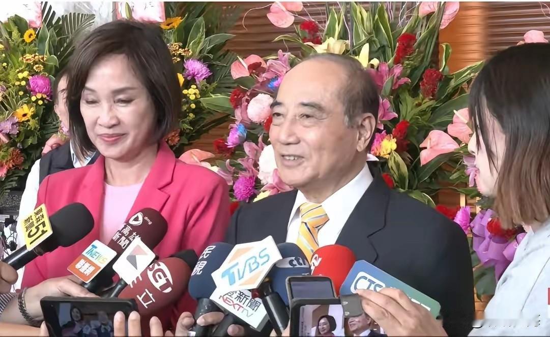 王金平寿宴蓝绿大咖挤着蹭场，国民党主席郑丽文被晾在一边，网友：不是不和，而是为了