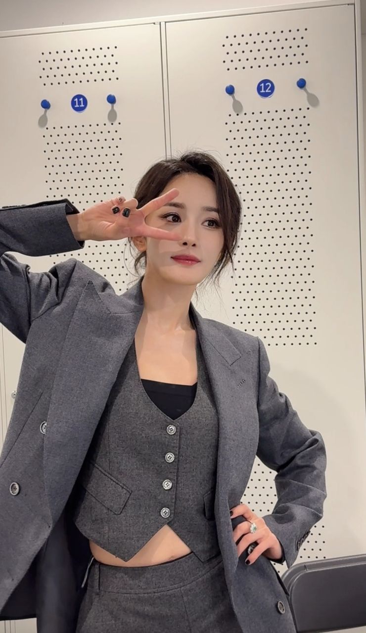 #杨幂干练灰西装#闪现一只美幂～#杨幂比耶live图# ​​​