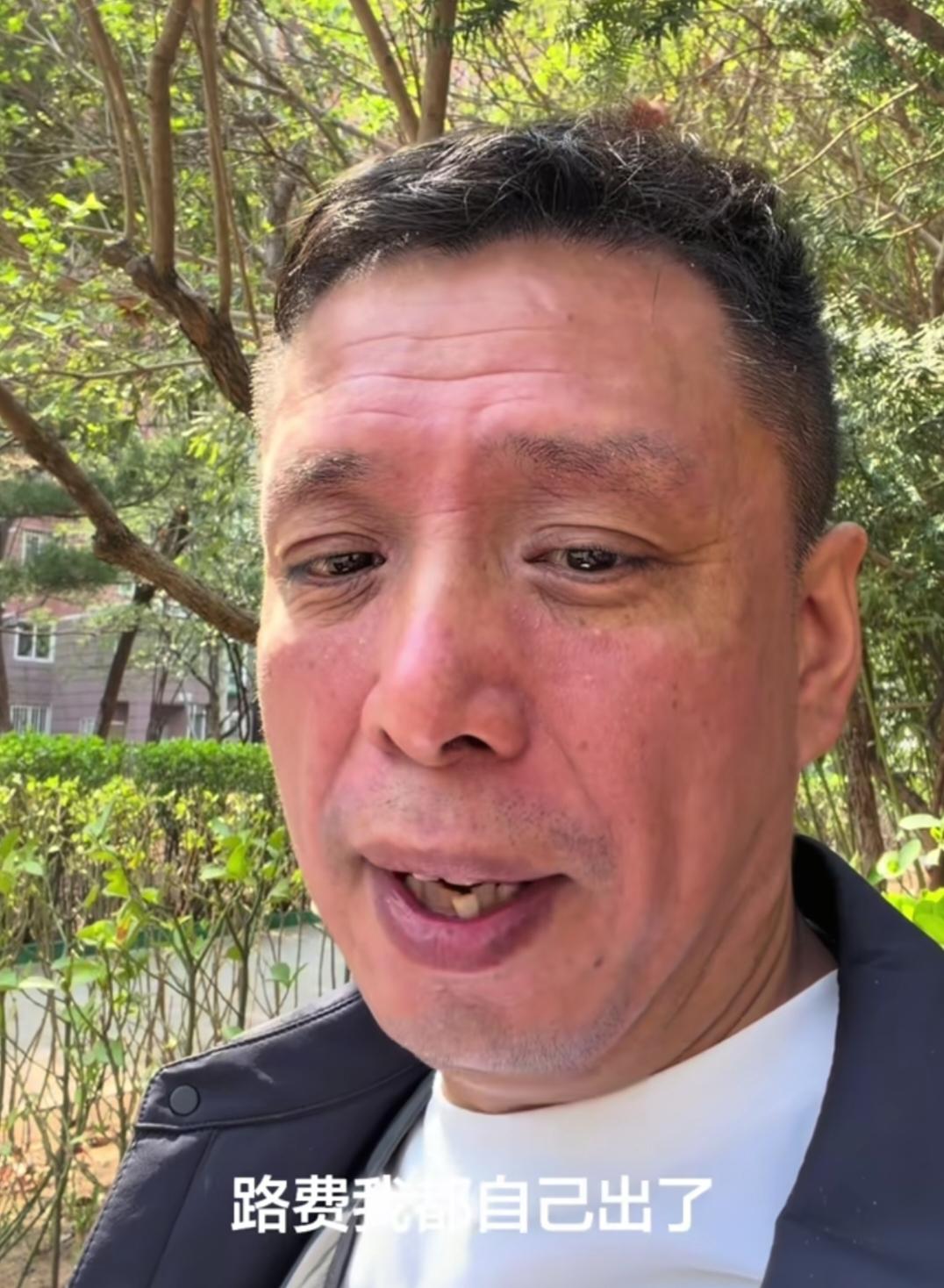 相声演员贾旭明回应求助信息，自愿倒贴车票帮忙卖香梨。

昨天上午，贾旭明老师发视