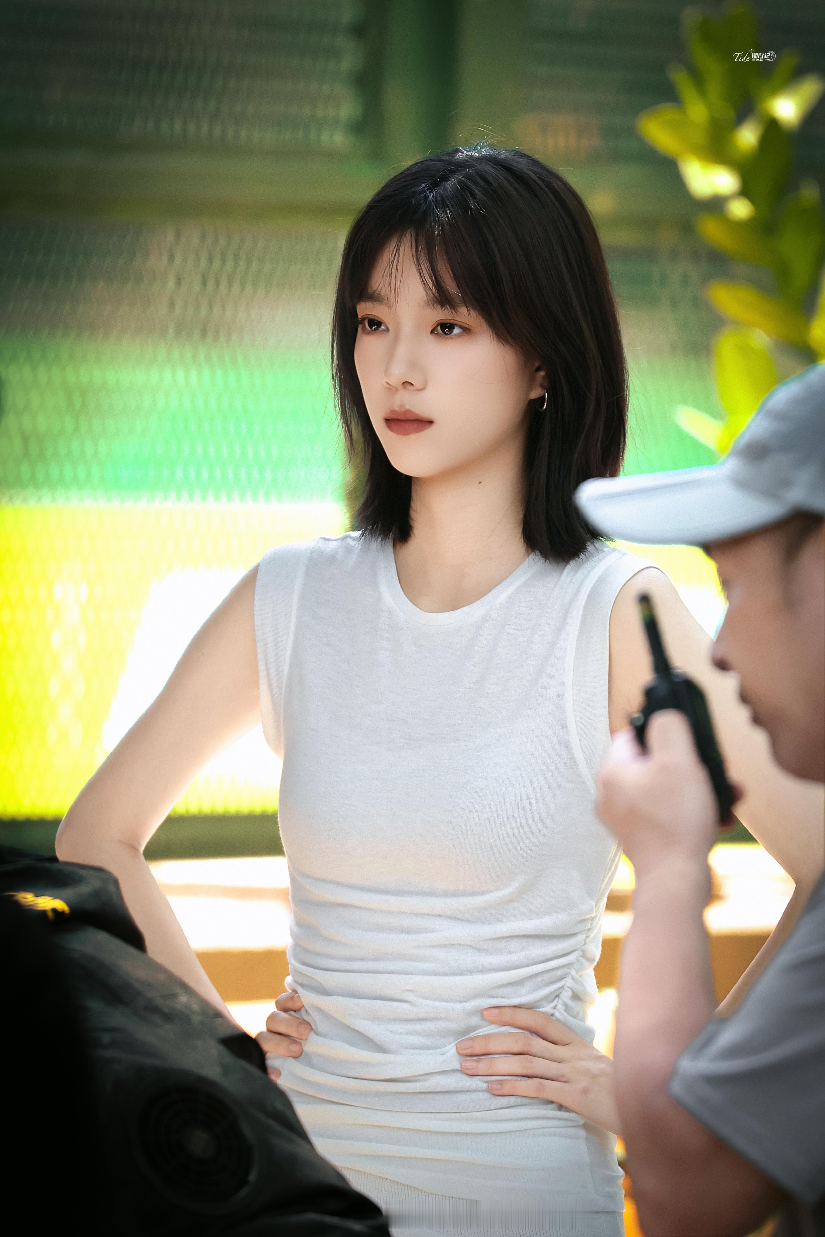 庄达菲 . 简约白背心勾勒柔和曲线，清爽短发衬出干净又撩人的气质 