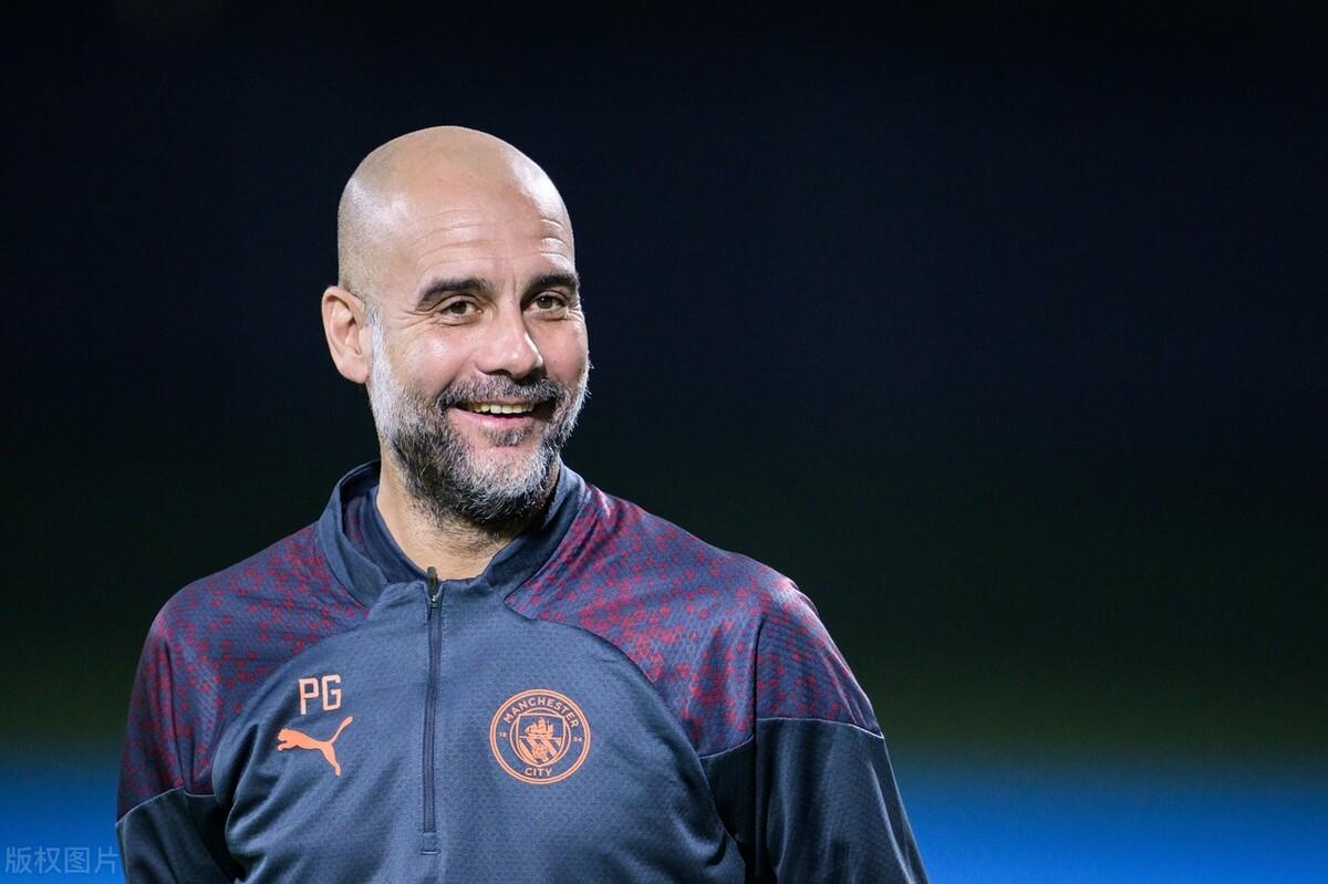 瓜迪奥拉在训练场憋憋憋……憋笑了，一切皆因他。[笑哭]有他在，队内的大伙都很欢乐