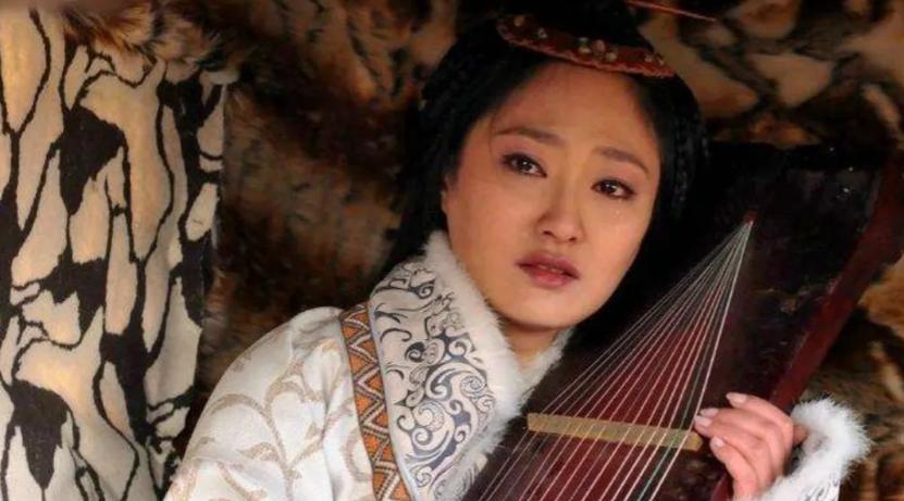 [微风]流落匈奴12年的蔡文姬，被师兄曹操重金赎回中原。没多久，35岁的蔡文姬，