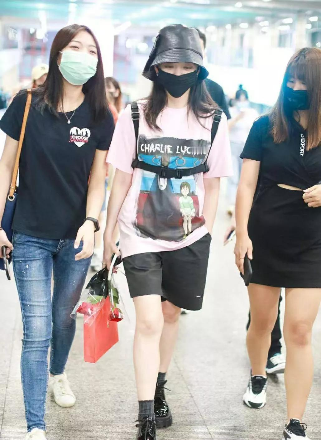 张靓颖机场造型：随性穿搭，尽显真实魅力

从女明星的机场穿搭中，总能窥见她们最真