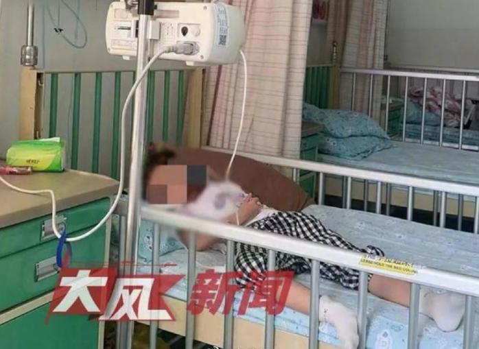 #奶奶拾废品捡回饮料 兄妹喝后中毒#好奇问一句：家里究竟是有贫困，才要让倆娃喝“