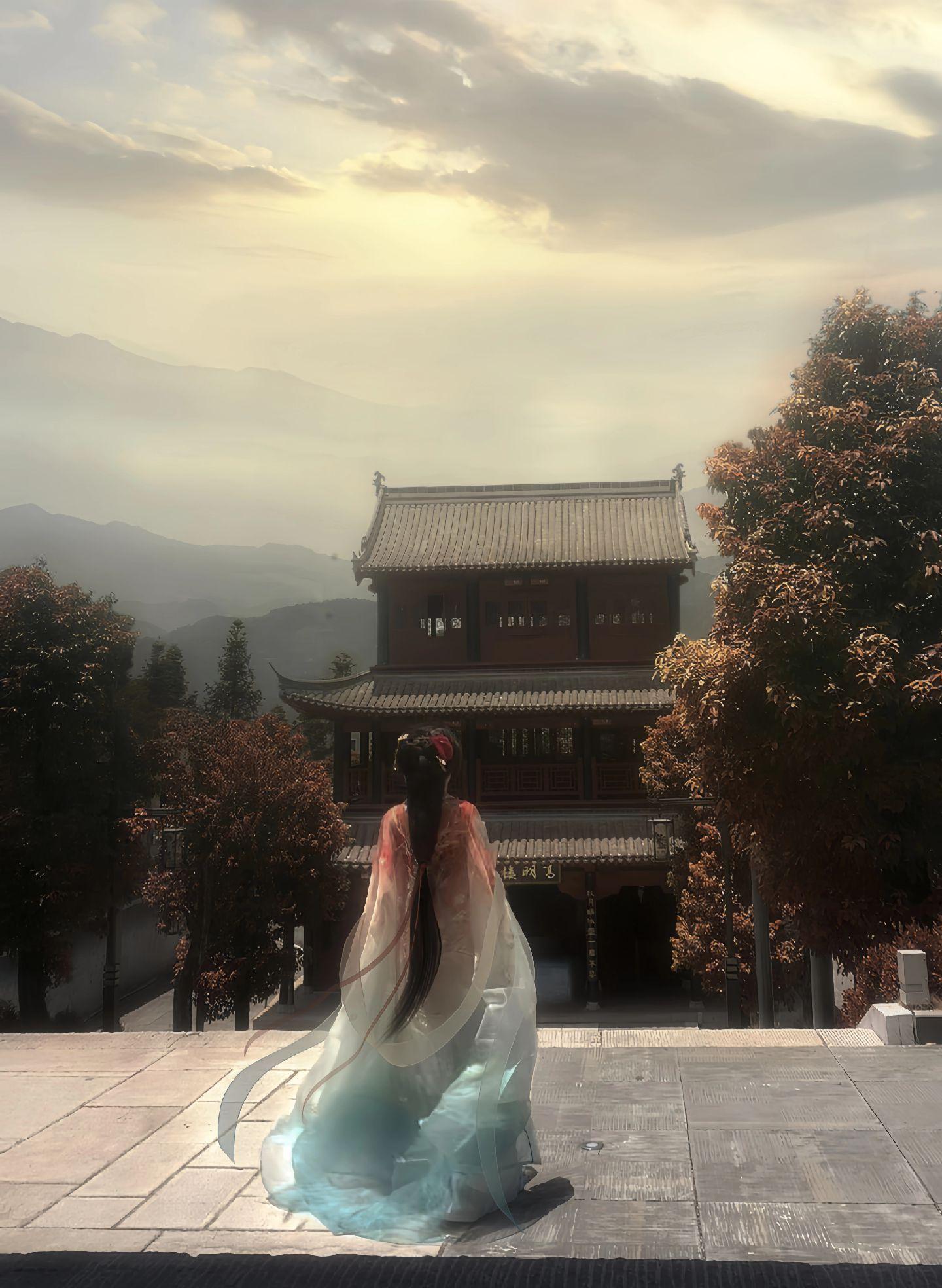 “此恨绵绵无绝期……”