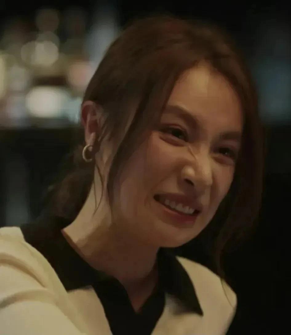 她这个样子是在干嘛呢？

看得出她也是很努力的去表演，只是这表情好像没有控制好，