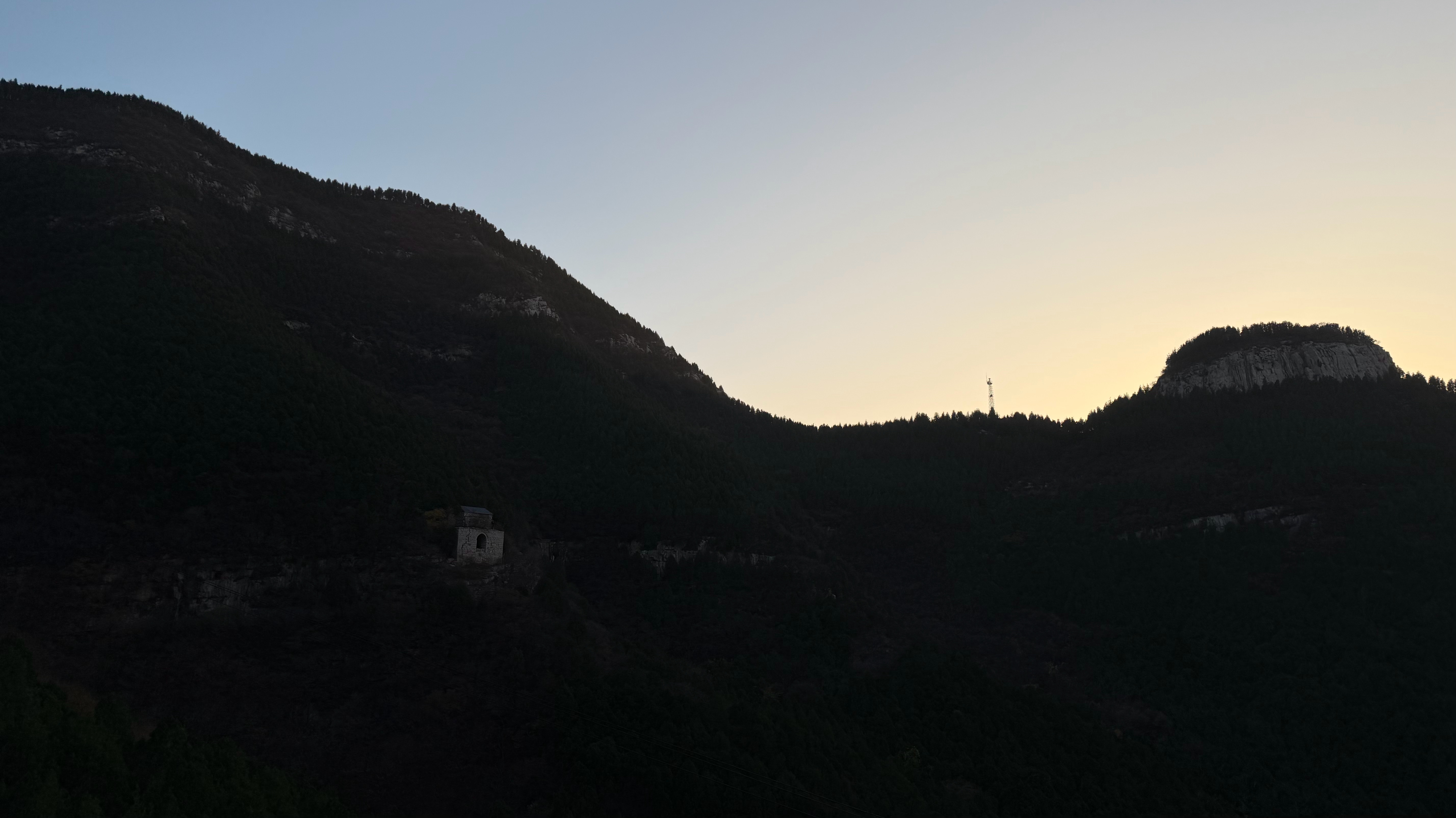 闲来无事，爬一爬小区后山。这个运动量，下周一周放开多吃点，应该大概貌似差不多没啥