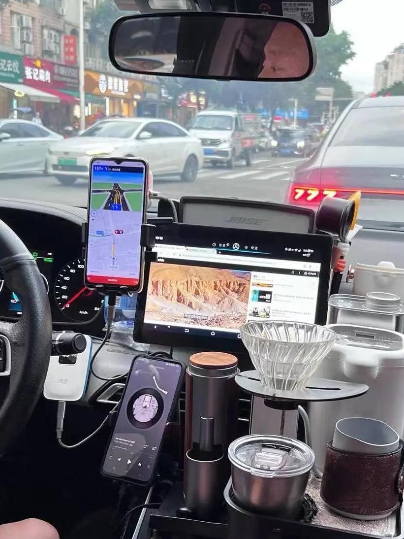 同事天天说下班跑网约车能赚点烟酒钱，结果现在见人就叨叨。

他每天下班都来不及吃
