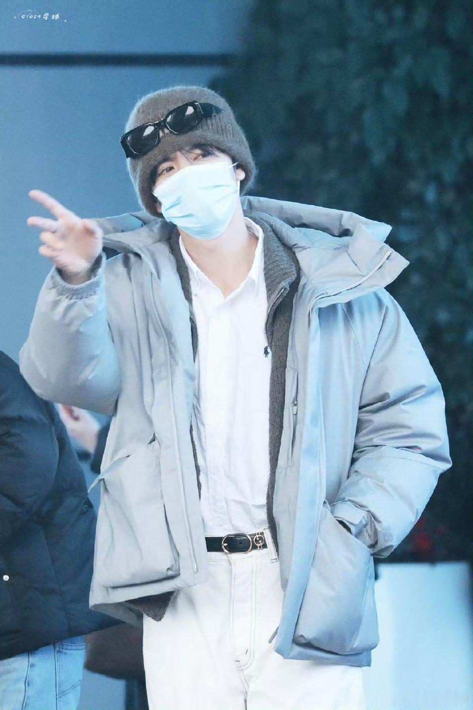 陈哲远今天大侦探录制路透，这造型也太有气势了 