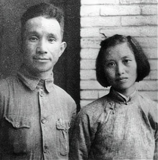 粟裕与楚青：战火中的浪漫，钢铁直男的柔情岁月
在上海的晨曦中，这座城市刚刚从历史