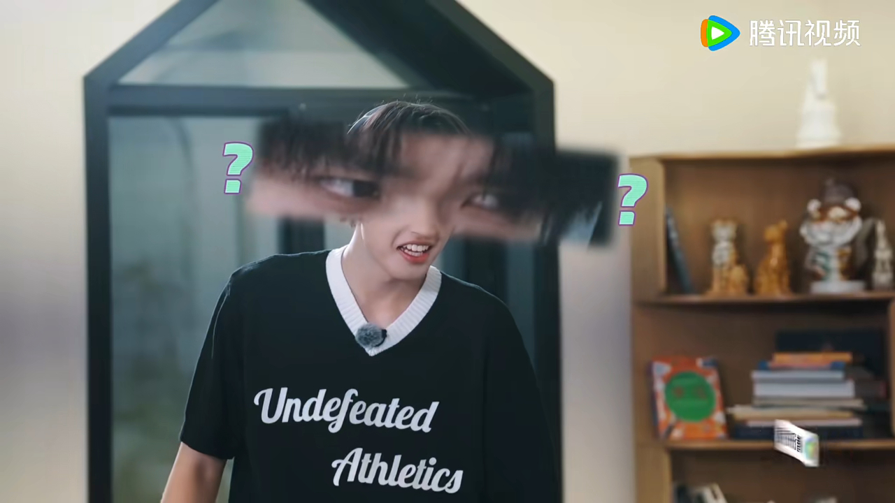 朱志鑫看谁都是卧底朱志鑫这是把“疑神疑鬼”刻进DNA了吧！张极刚戴上耳机听任务，