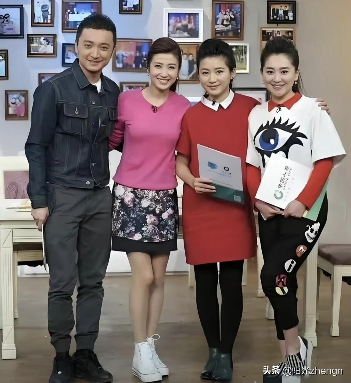 当年这四位同框，全是央视（北京电视台）最青春、最有人气的主持人，看着就特别亲切！