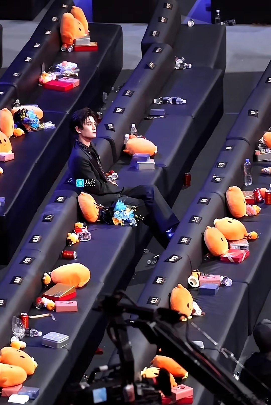 内娱怪事：一个人安安静静坐了5个小时，没玩手机，没提前走，最后却被骂“装”。旁边