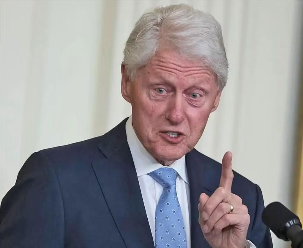 世界就是一个巨大的草台班子！

美国前总统克林顿反驳，他觉得美国有义务保卫乌克兰