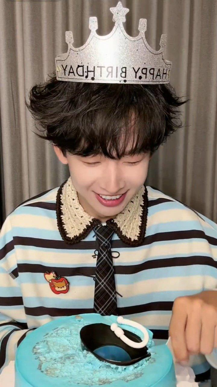 齐思钧直播齐思钧生日直播秒变露天KTV，粉丝疯狂点歌小齐有求必应，唱功在线还超宠