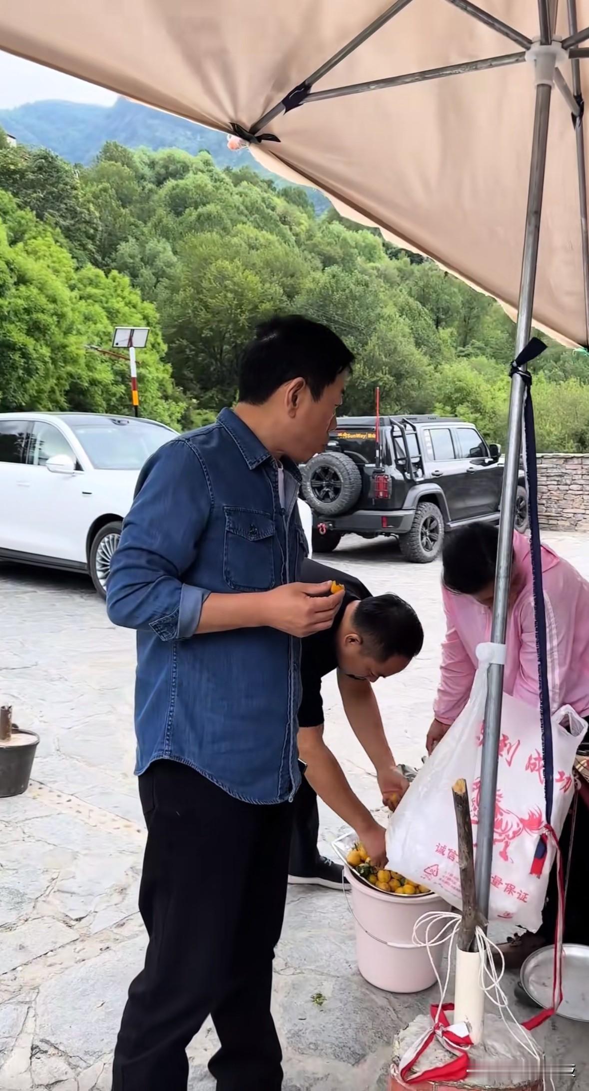 穿着大头皮鞋的魏建军太接地气了，街头买水果，边走边吃，潇洒不羁。

魏建军身上有