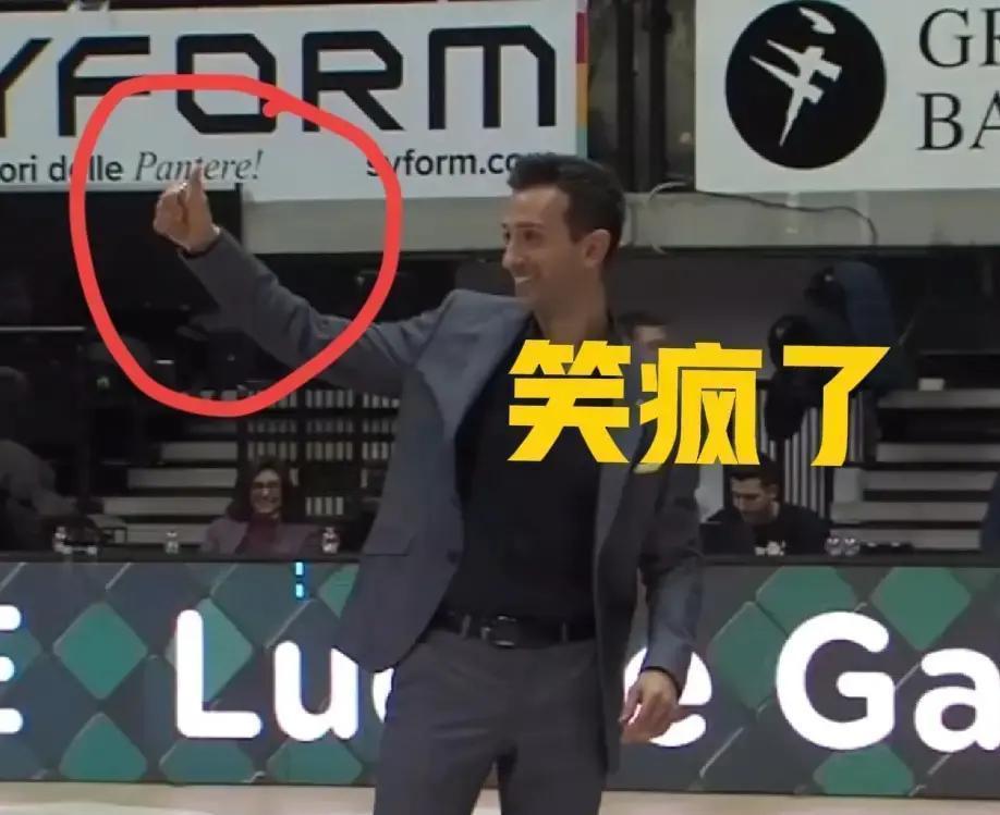 被152公里/小时的扣球砸脸后，他笑了。
排球砸中意大利教练桑塔雷利面门的瞬间，