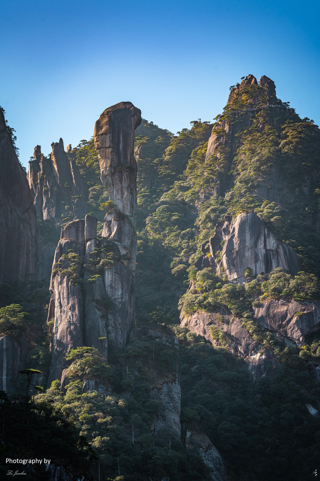 江西三清山，这里的自然风光美到让人无法言表。位于上饶市东北部的三清山，以奇峰怪石
