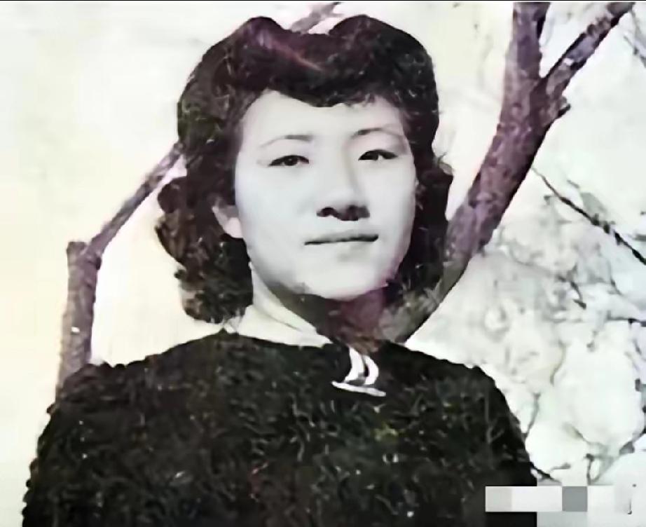 1934年，才女苏青新婚夜，撞见丈夫和表嫂亲热。她装作若无其事，婚后接连生了5个